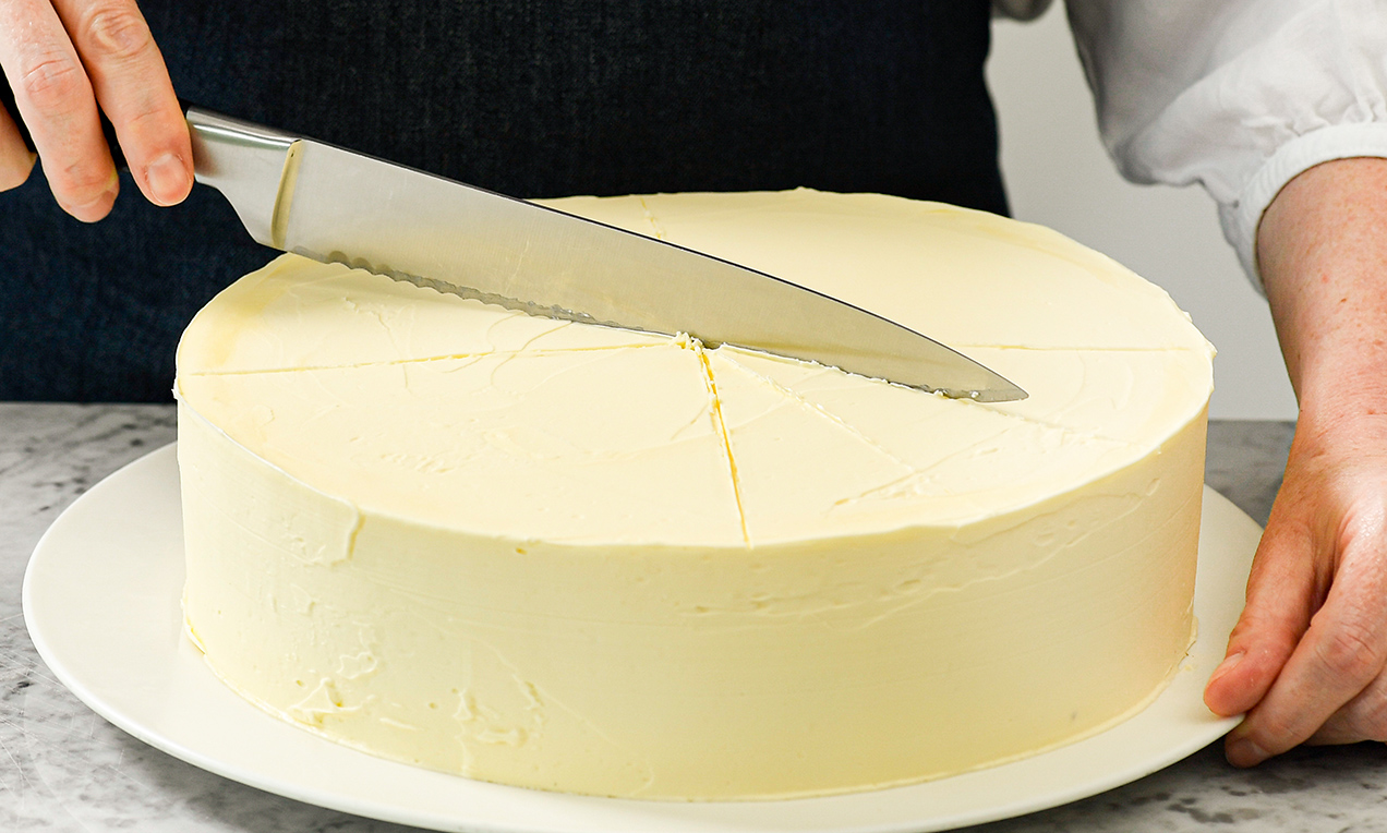 Torte mit Messer einteilen DSC7825 Ausschnitt