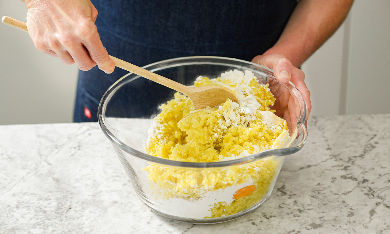 Knödel Zutaten umrühren DSC 3748 neu Ausschnitt