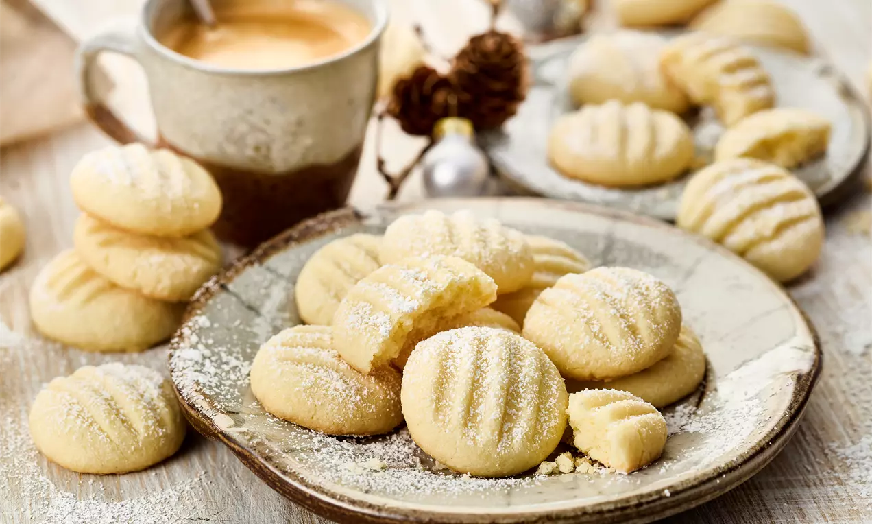 Schnelle Plätzchen aus Mürbeteig formen – einfaches Rezept für leckere Kekse mit Puderzucker, ideal für spontanen Backspaß und süße Momente ohne viel Aufwand.