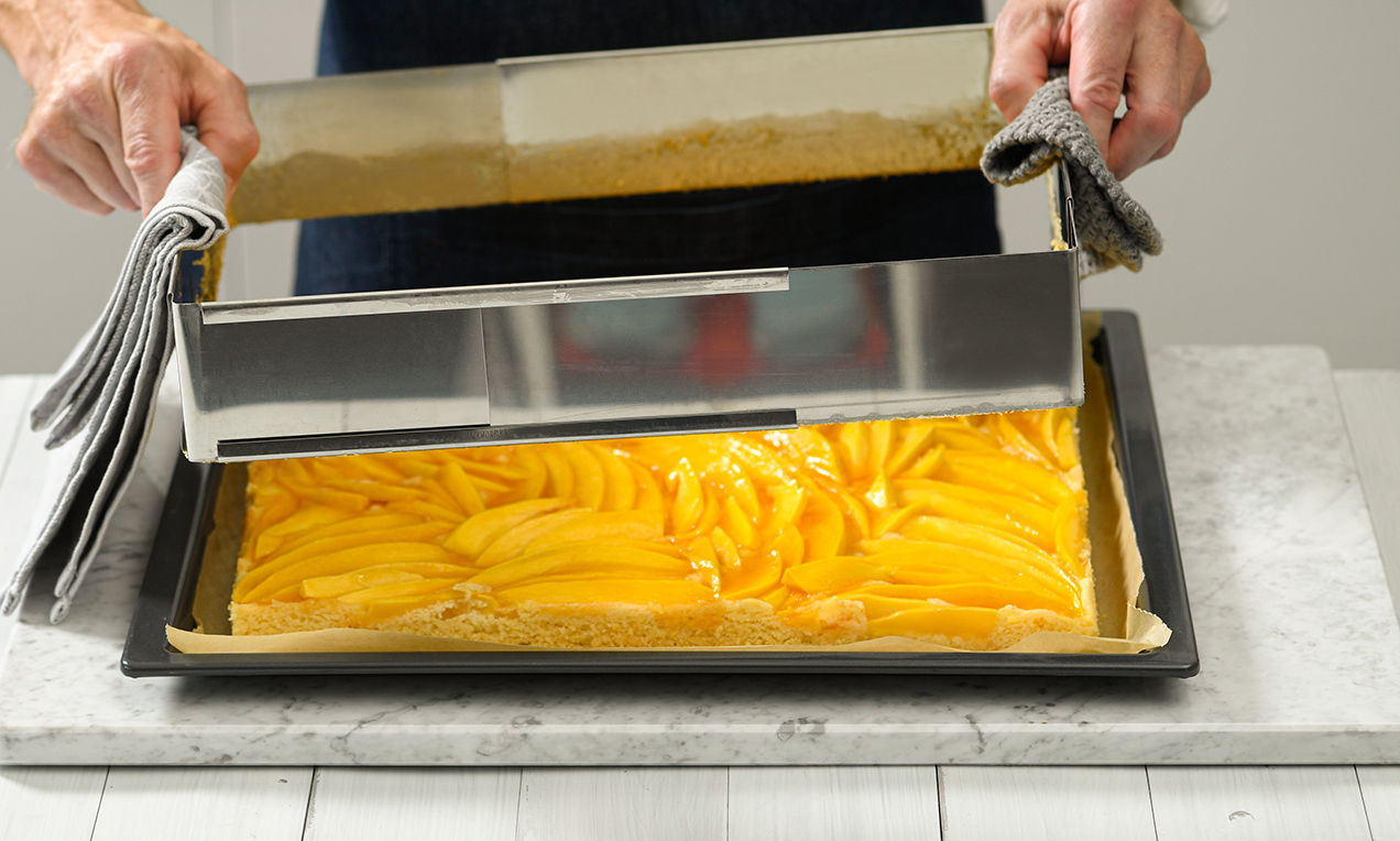 Mangokuchen aus Backrahmen lösen-4597 r Ausschnitt
