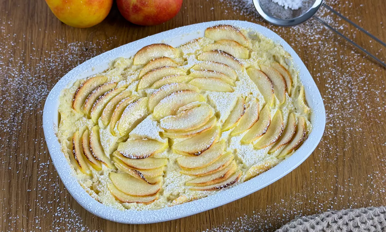 Apfelauflauf mit Grieß selber machen – einfaches Rezept mit saftigen Apfelspalten, cremigem Grießbrei und Quark. Süßer Auflauf für jeden Anlass, ideal mit Puderzucker serviert.