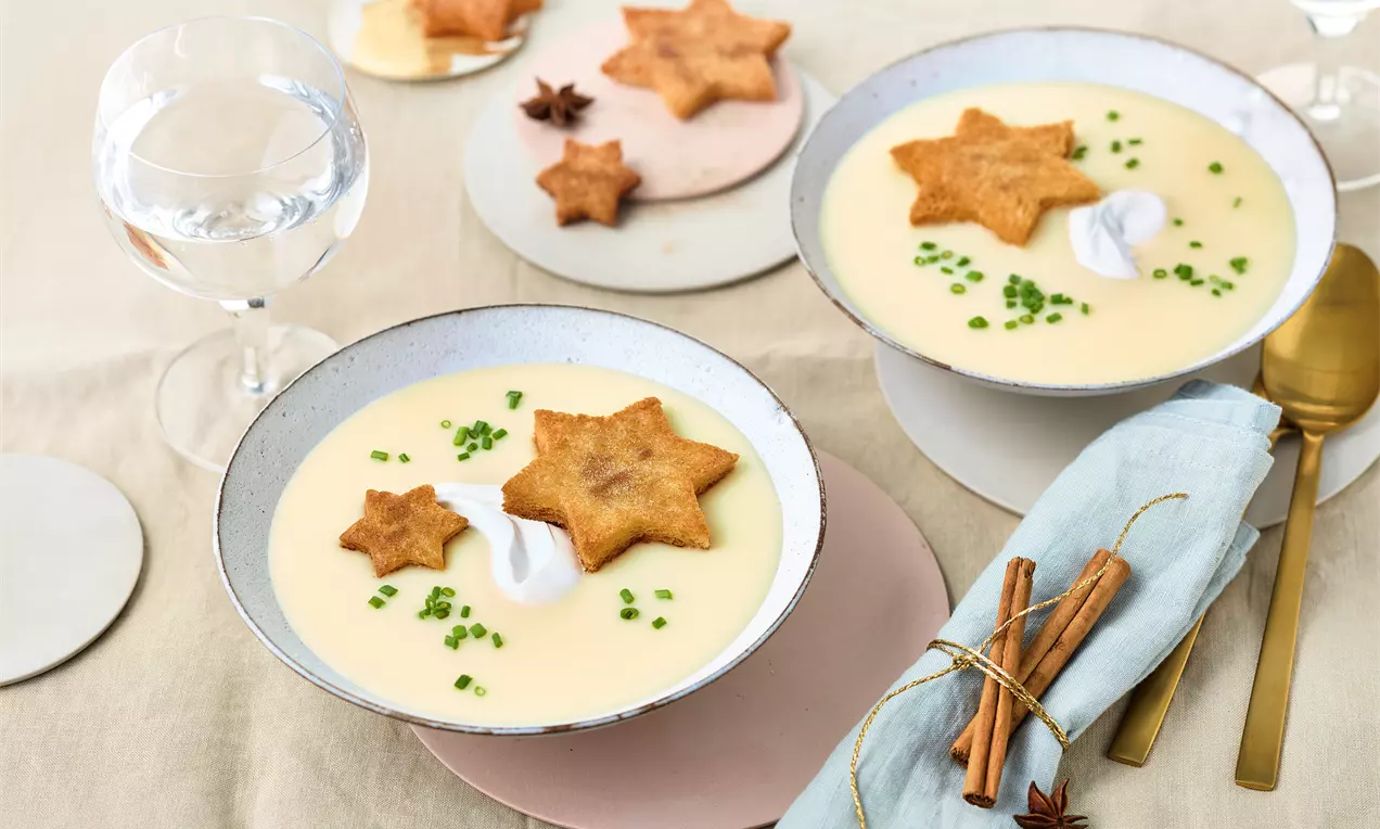 Cremige Kartoffelsuppe weihnachtlich gewürzt und festlich mit ausgestochenem Käse-Toast dekoriert. Die Weihnachtssuppe ist die perfekte Vorspeise