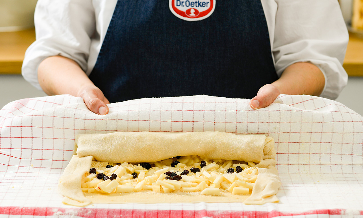 Strudelteig mGeschirrtuch aufrollen 5013 Ausschnitt