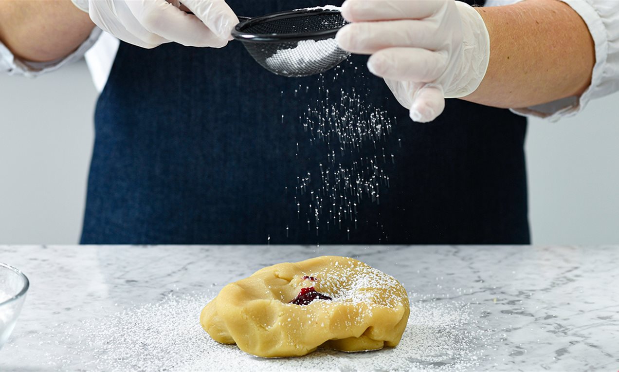 Marzipan einfärben Masse mit Puderzucker bestreuen DSC7269 Ausschnitt