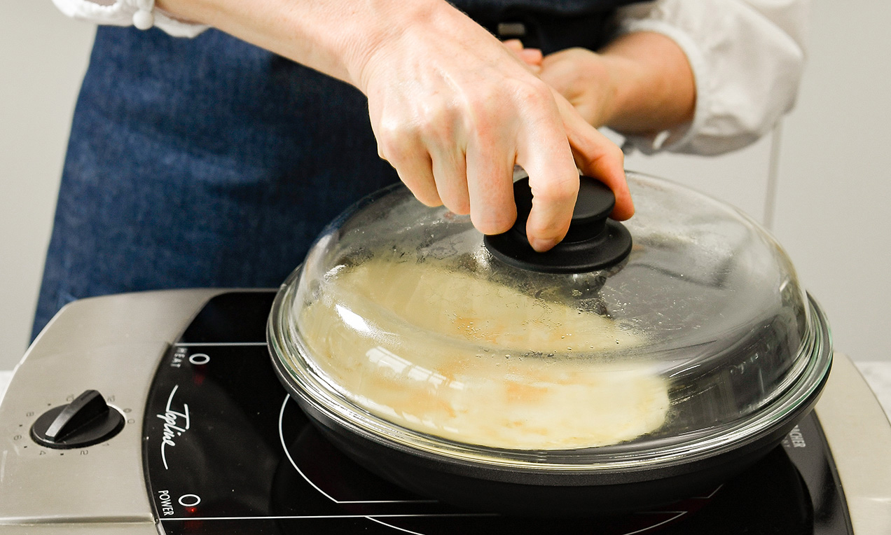 Pfannkuchen mit Deckel wenden DSC7765 Ausschnitt