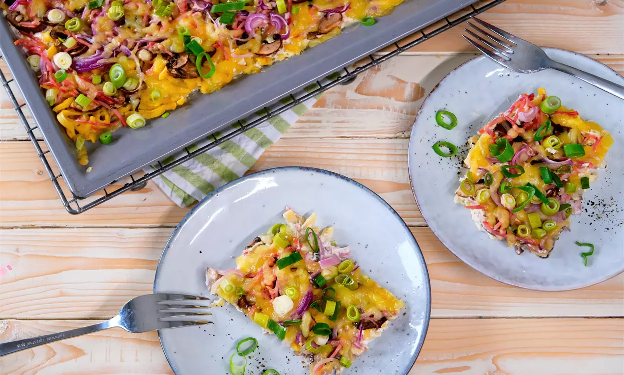 Köstliche Spätzle mit aromatischen Pilzen, Zwiebeln und würzigem Bergkäse auf dem Blech – schnell gemacht und lecker für den schnellen Feierabend.