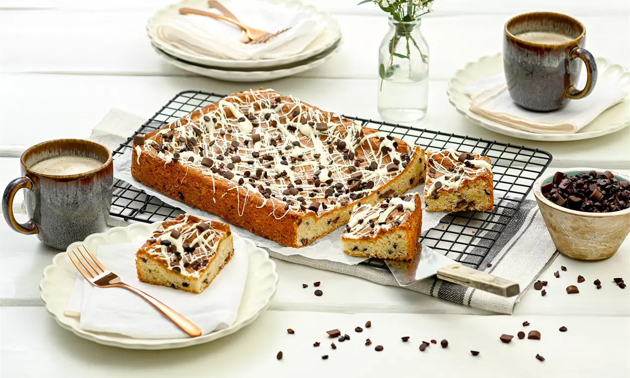 Ein saftiger heller Brownie mit weißer Schokolade - Mit diesem schnellen Blechkuchen mit Schokostückchen Rezept sind Blondies einfach selbst gemacht.
