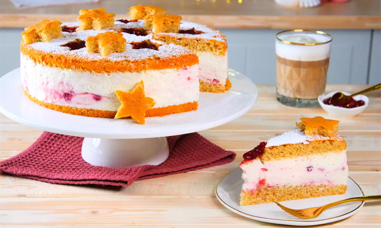 Diese Käse-Sahne-Torte für Weihnachten wird mit Preiselbeeren und Gewürzen verfeinert. Mit der Backmischung gelingt sie garantiert.