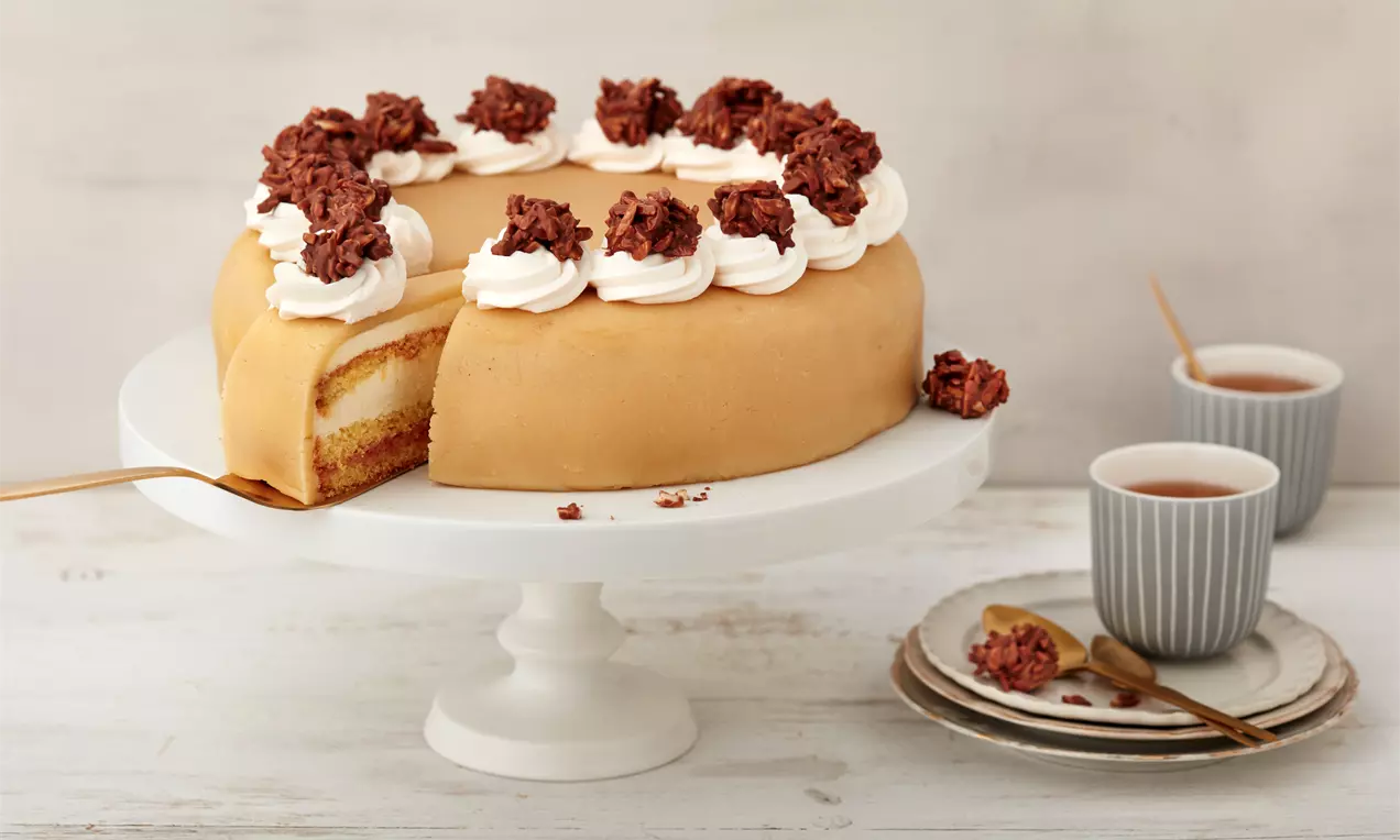Lübecker Marzipantorte mit saftigem Mandelbiskuit, sahniger Marzipancreme, heller Marzipandecke und Mandelblättchen auf Tortenplatte
