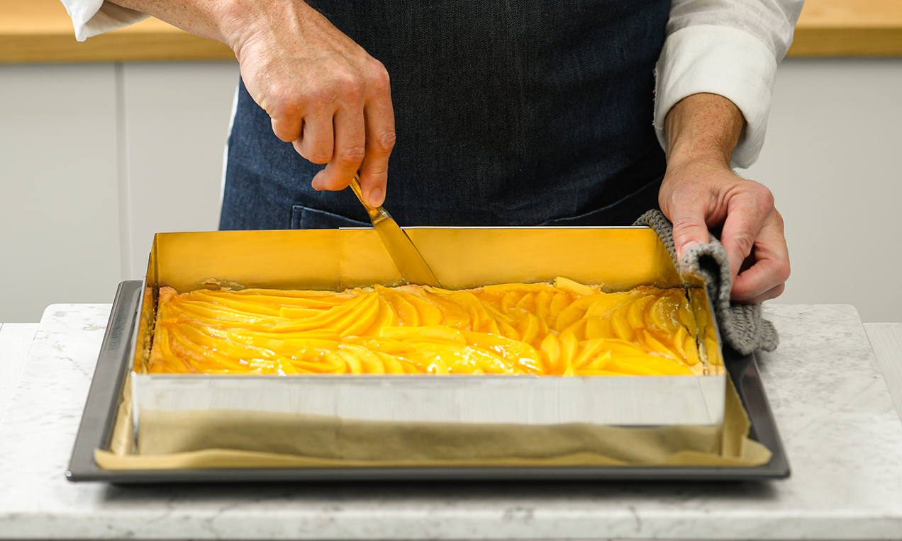 Mangokuchen aus Backrahmen lösen-4571 r Ausschnitt
