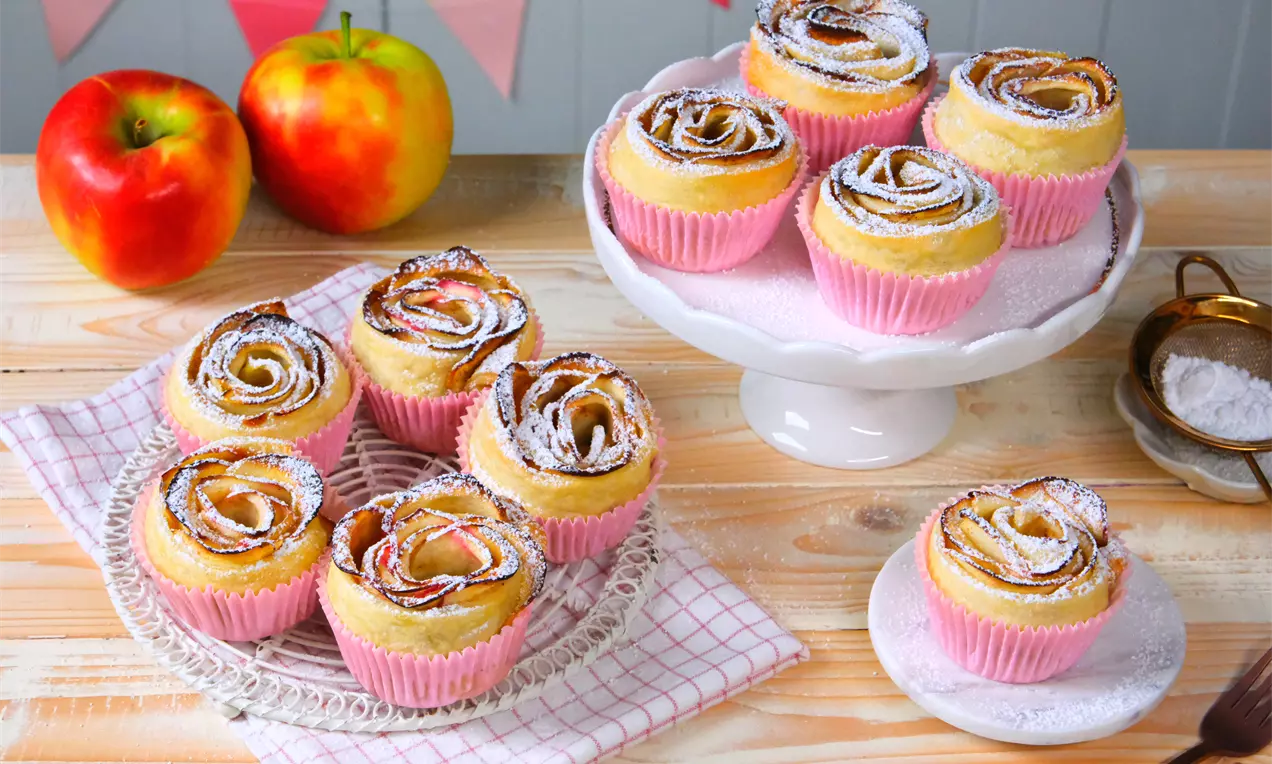 Feine Apfelrosen aus Blätterteig mit leckerer Apfelfüllung und Zimt und Zucker - Einfaches & schnelles Apfelrosen Rezept.