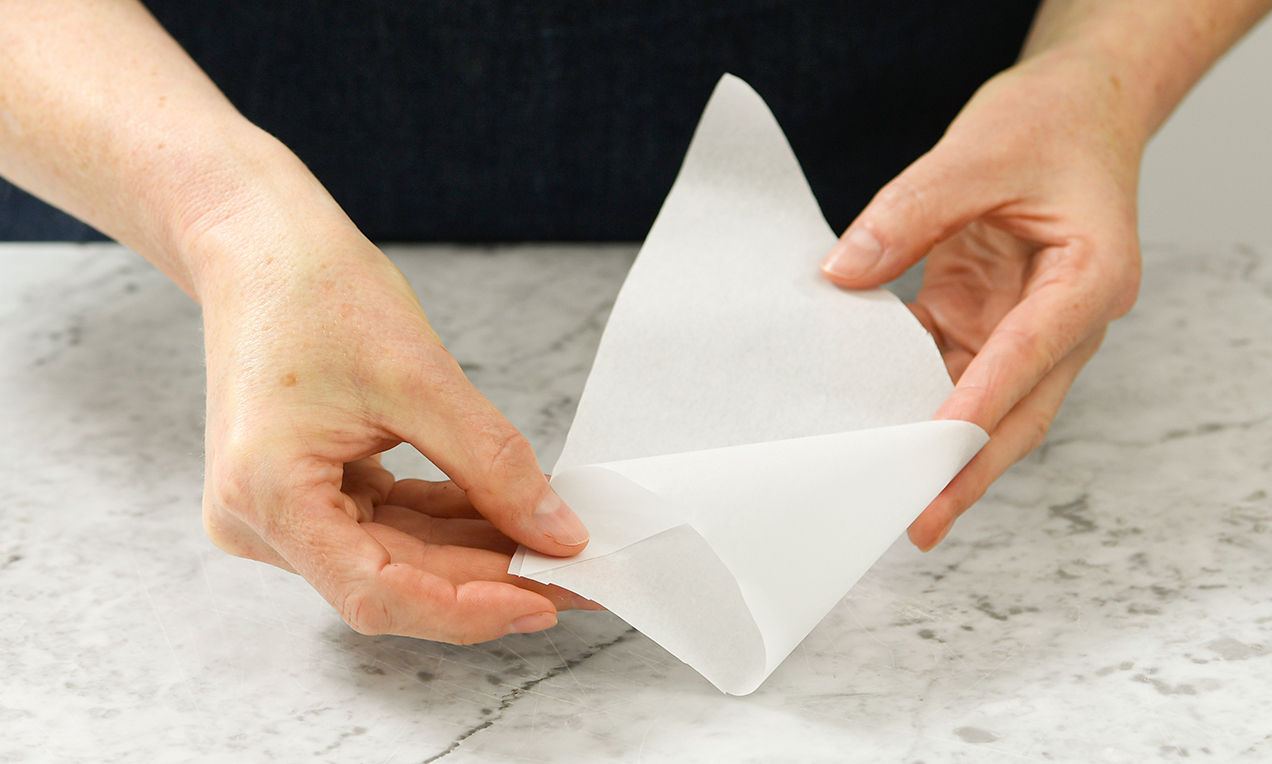 Papierspritzbeutel falten-3986 ret ausschnitt