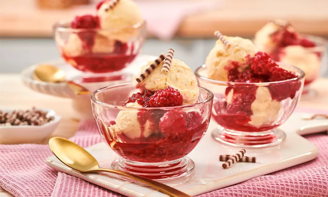 Genieße dein selbstgemachtes Vanilleeis mit heißen Himbeeren! Dieses einfache Rezept lädt dich ein, es jetzt selbst zubereiten und zu genießen.