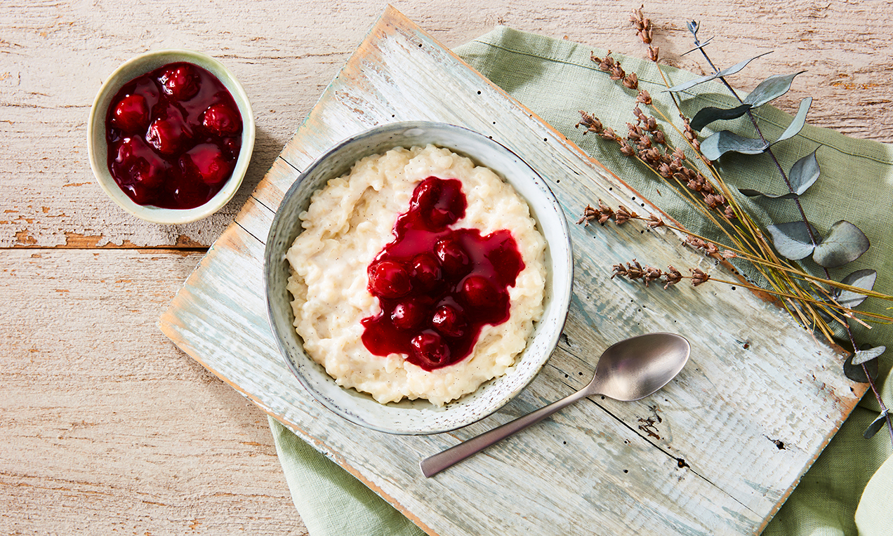 xxxxVeganer Milchreis mit Kirsch Grütze quer Ausschnitt
