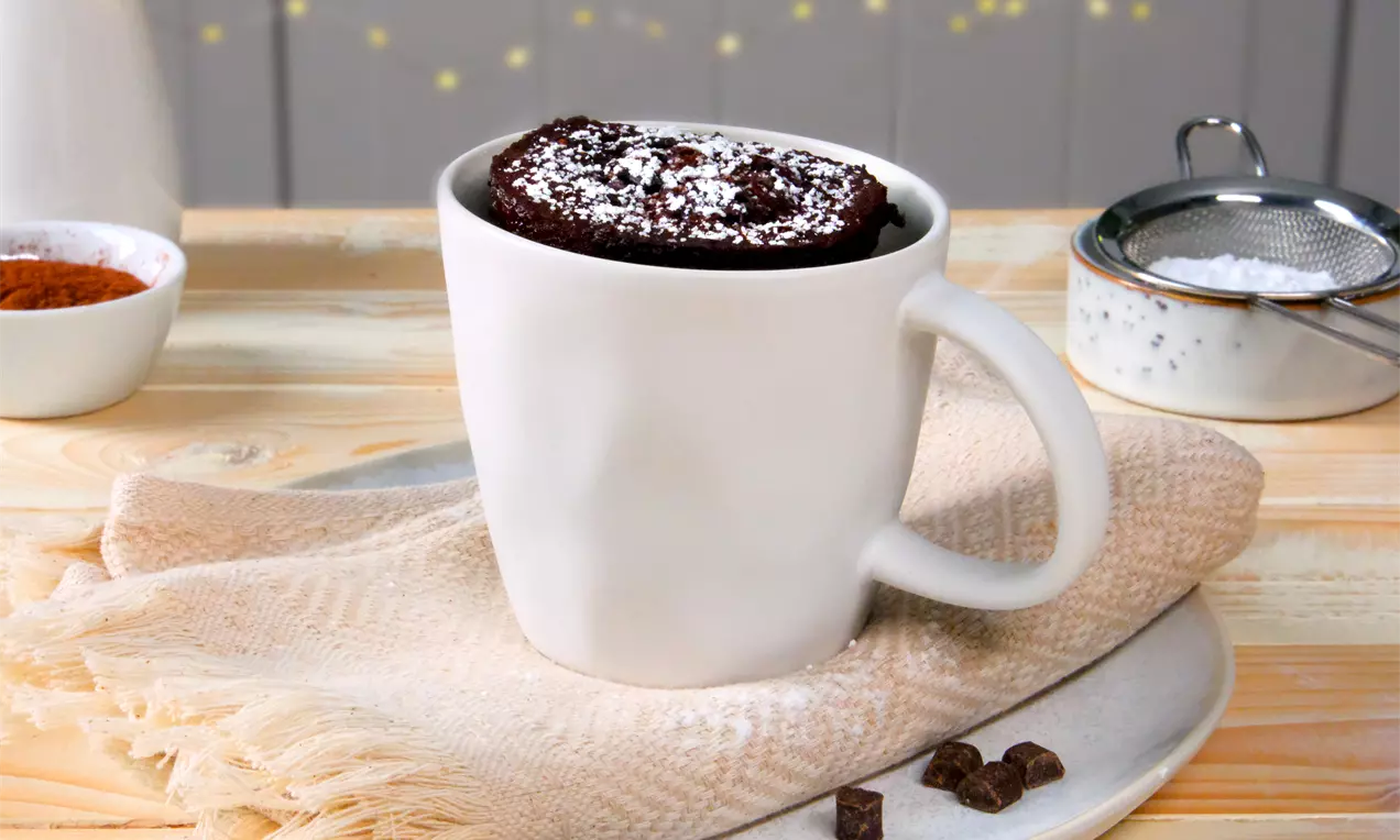 Unser Tassenkuchen ohne Ei dafür mit viel Schokolade ist schnell in der Mikrowelle zubereitet. Lecker zum Kaffee, als Dessert oder einfach mal so.