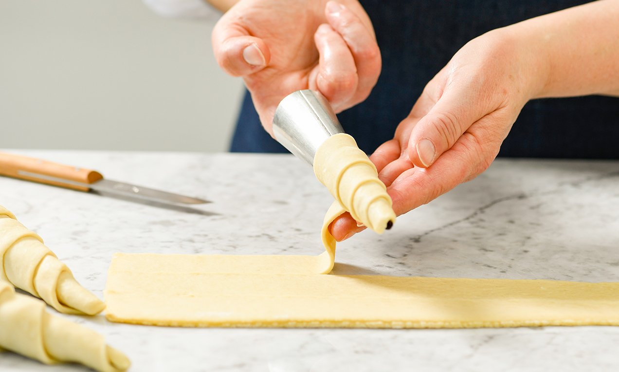 Schillerlocken Teig Hütchen wickeln 4697 Ausschnitt