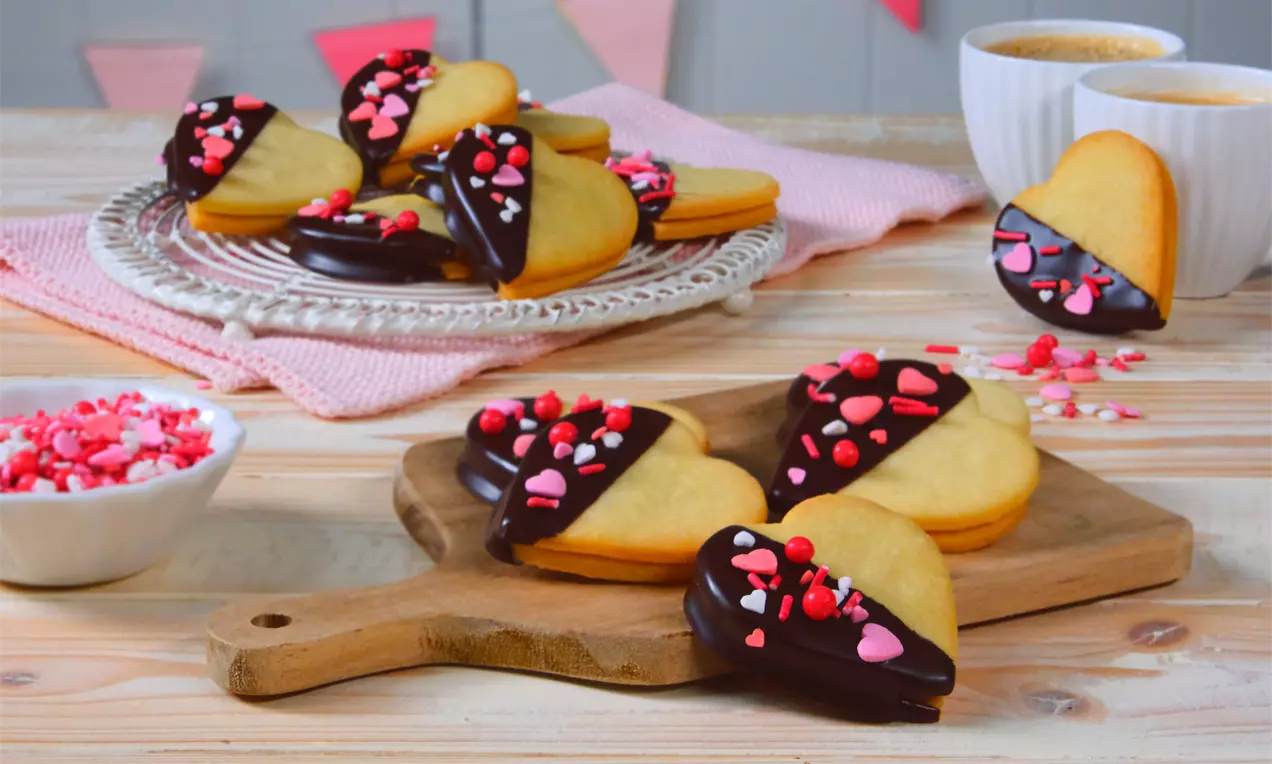 Fruchtige Herzkekse mit leckerer Marmelade.