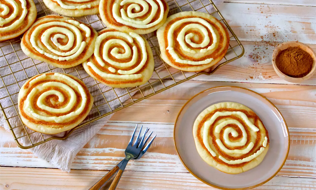 Probier dieses einfache Cinnamon Roll Pancake Rezept aus und zaubere leckere Pancakes aus dem Backofen– perfekt zum Frühstück oder Dessert. Jetzt backen!