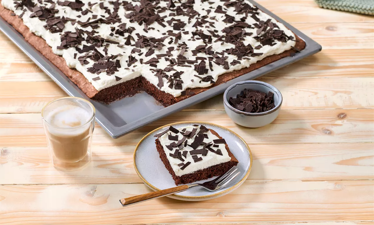 Saftiger Schokokuchen vom Blech mit lockerer Schokobasis und cremiger Sahneschicht – einfaches Rezept für süßen Genuss, ideal für Geburtstage, Kaffeetafel oder spontane Backmomente.