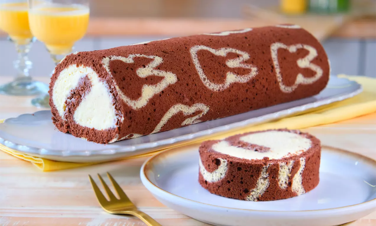 Backe diese leckere Biskuitrolle mit Eierlikör – ein einfaches Rezept, das Spaß macht und beim Osterfest begeistert.