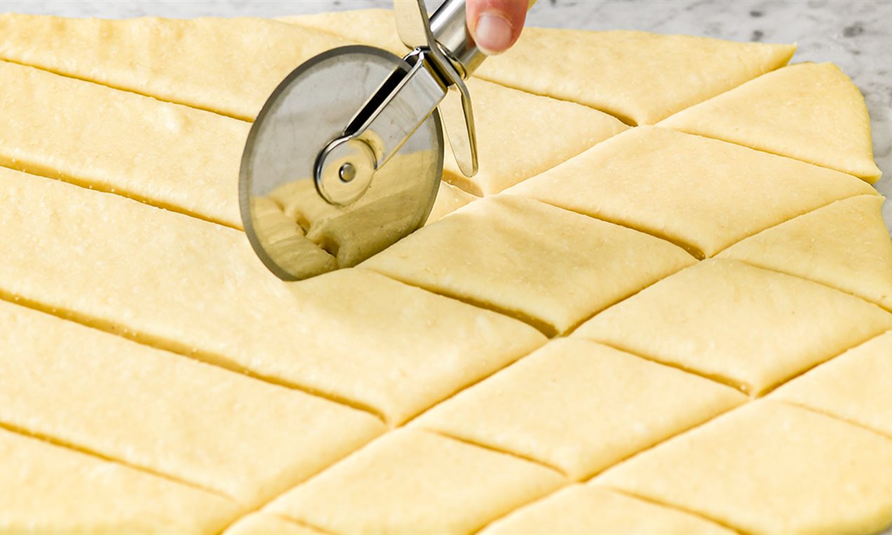 Schmalzkuchen Teig ausgerollt Rauten schneiden DSC9442 Ausschnitt