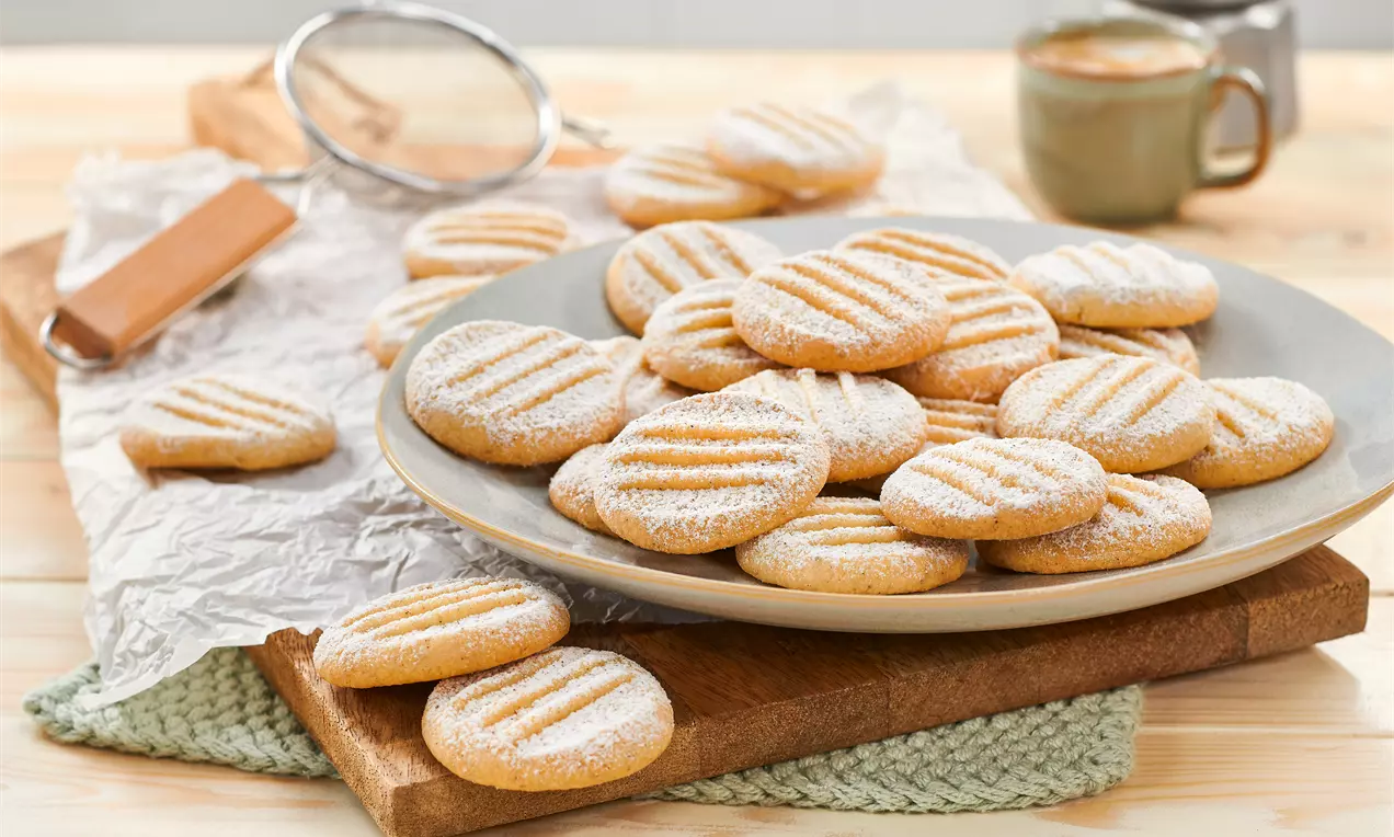 Vanilleplätzchen aus zartem Mürbeteig – einfaches Rezept für feinen Vanillegeschmack, ideal zum Kaffee, als Snack oder für die Weihnachtszeit.