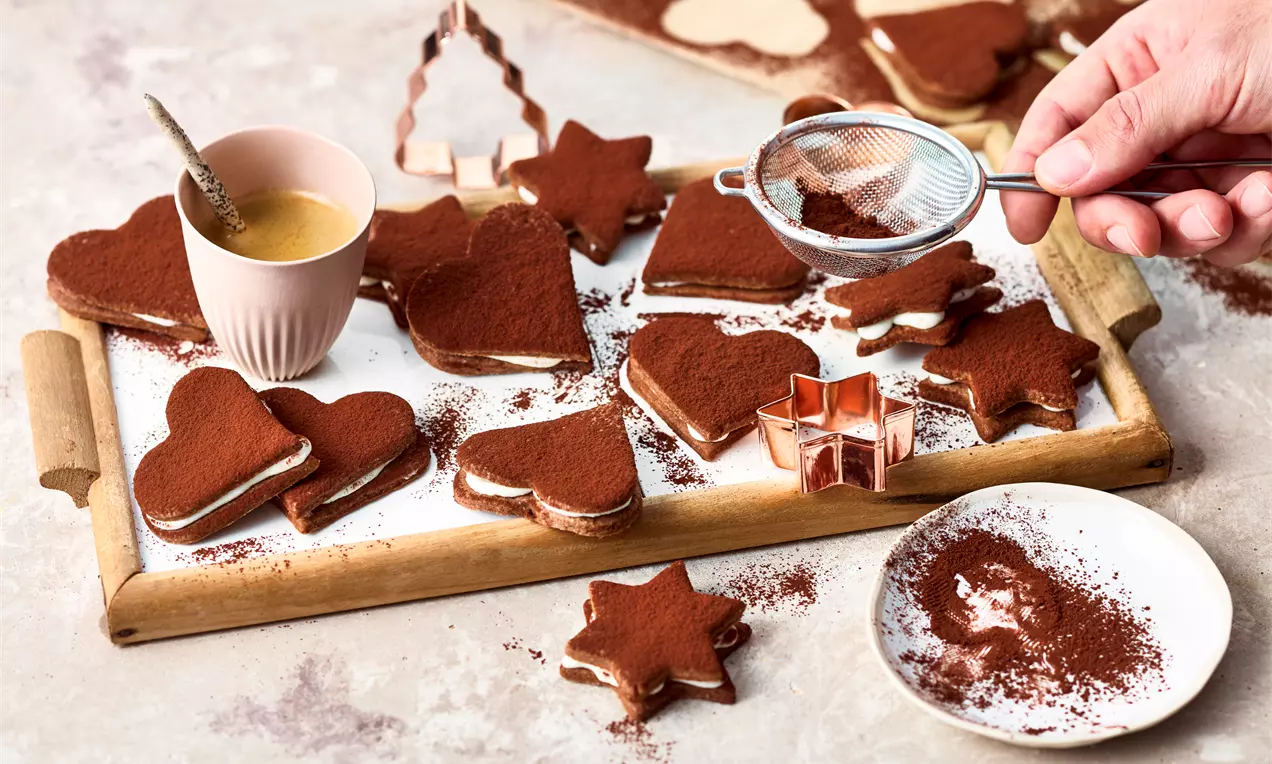 Unwiderstehliches Tiramisu Plätzchen Rezept zum Selbermachen - knusprige Ausstechplätzchen mit zarter Mascarponecreme bestrichen und Kakao bestäubt einfach und lecker.