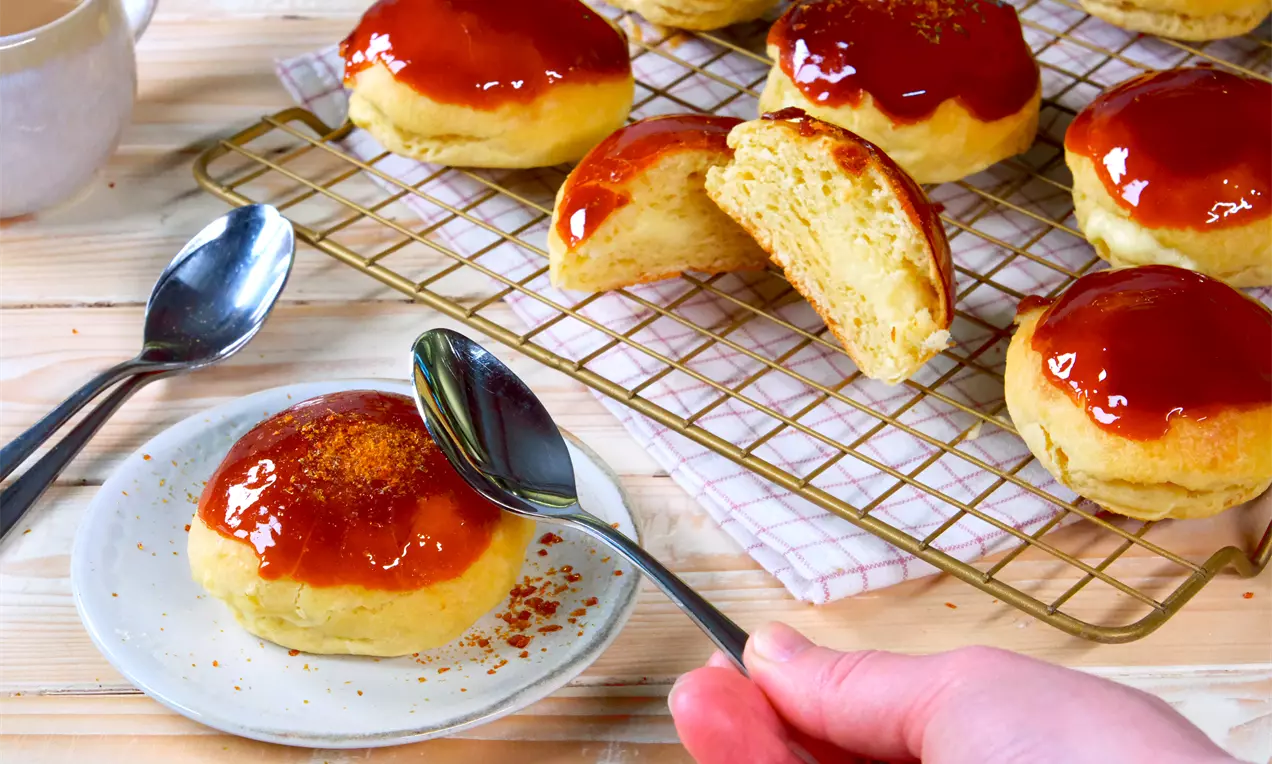 Backe lockere Berliner aus dem Backofen! Gefüllt mit leckerer Puddingcreme und getoppt mit knackigem Karamell.