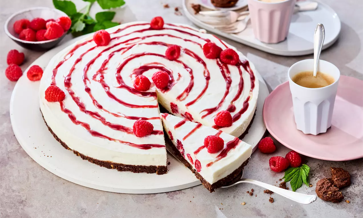 Himbeertorte ohne Backen mit Schokokeksboden, Quark-Sahne-Creme und frischen Himbeeren – fruchtiges Tortenrezept ohne Ofen, ideal für Sommer, Dessert oder Geburtstag.