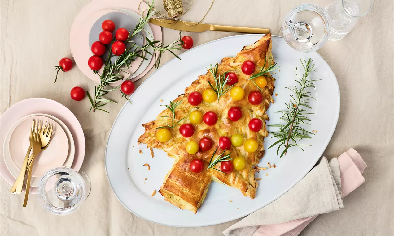 Herzhafter Blätterteig Tannenbaum mit Bergkäse und Kräuter-Crème fraîche – einfaches Fingerfood-Rezept für Weihnachten, ideal als festlicher Snack oder Hingucker auf dem Buffet.